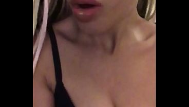 mi ex compa&ntilde;era de la universidad me calienta mostradome todo