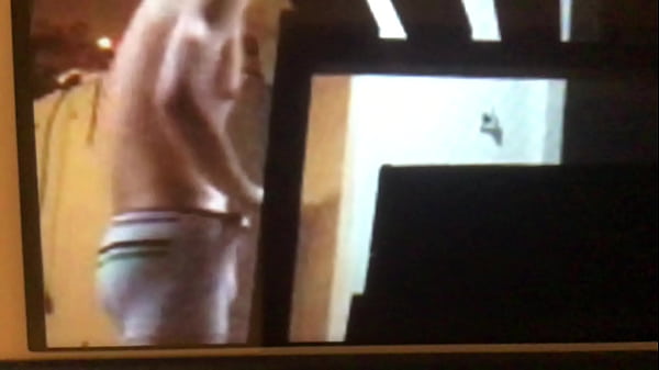 Cunhadinho treinando boxe após sair do banho