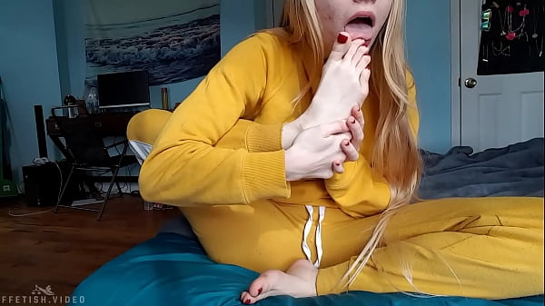 thumb blonde