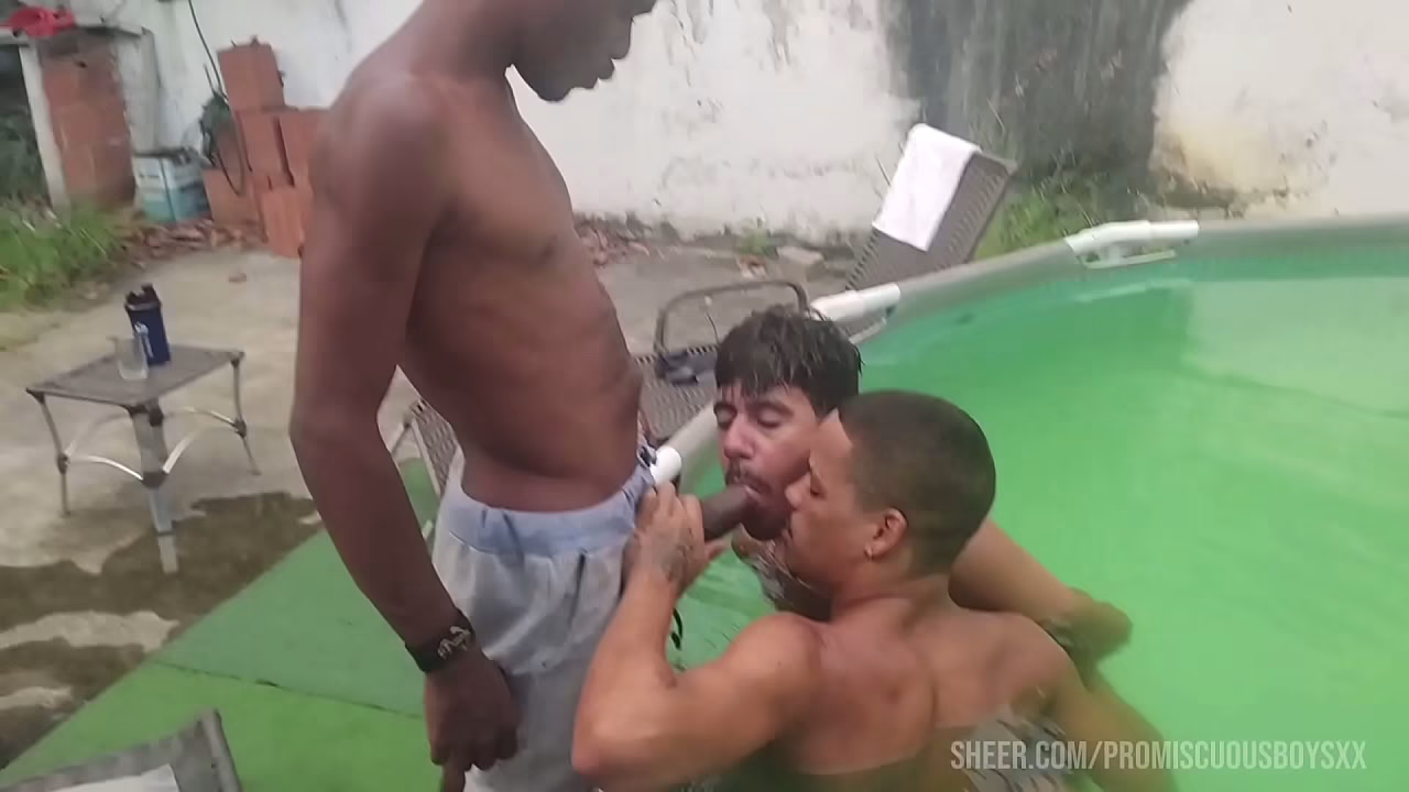 Sexo na piscina, 3 amigos num dia quente e com muito tes&atilde_o .