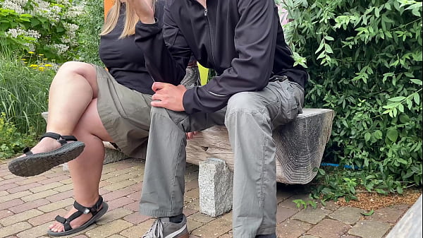 Sexy unfamiliar MILF let me cum in the park on a bench