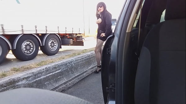 Pute exhibe ses seins