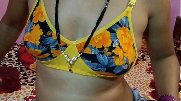 Indian was sucked by her lying on the bed and began to fuck her, taking out her semen inside the new pussy and enjoying the fuck