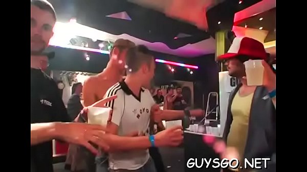 C'est La Fête Pour Ces Mecs Désireux De Se Faire Défoncer