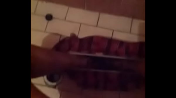 Se la jala rico en el baño