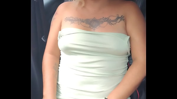 Latina Exhibiendo el culo en el Uber