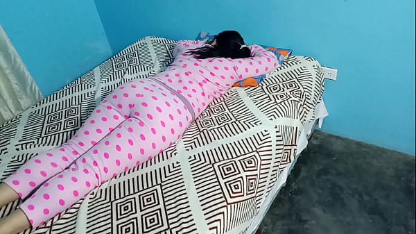 Download Video - Pijamada con mi hijastra&colon; me aprovecho de ella cuando esta descansando y por suerte no sintio cuando le metia los dedos y le bajaba su ropa interior para meterle toda la polla