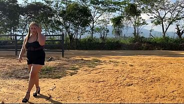 Rubia tetona se folla a campesino al aire libre