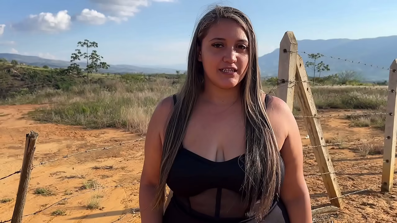 Rubia tetona se folla a campesino al aire libre