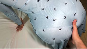 義理の息子のベッドを整えに行ったら、私の大きなお尻を見て彼は興奮した。