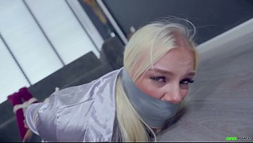 金髪のオランダ人若い女性がBDSMとシャワーで間違いを EP 3