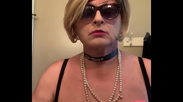 Download Video - CD Nikkismoking in sexy pink bra