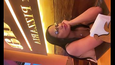 levei minha mulher ao restaurante ficamos com tes&atilde;o e fomos transar no estacionamento eu tambem n&atilde;o nego fogo ent&atilde;o fomos fuder bem gostoso