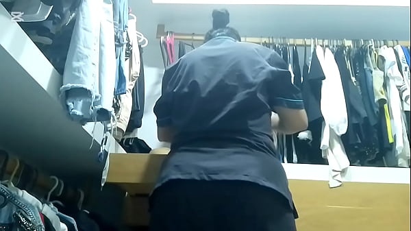 Download Video - Empleada dom&eacute;stica MILF se masturba su gran culo en el vestuario de su jefe mientras &eacute;l trabaja