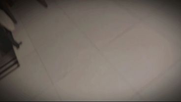 Jovencita peque&ntilde;a se masturba con un peque&ntilde;o dildo mientras es espiada por su hermanastro, chico es montado por su hermanastra y se corre con un senton