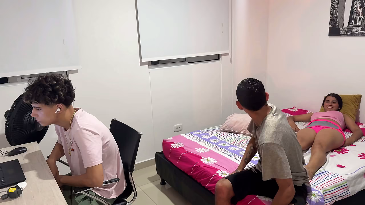 NO TE ME CORRAS ADENTRO, AHI ESTA EL CORNUDO!. Mi marido se distrae y mi mejor amigo me folla muy rico.