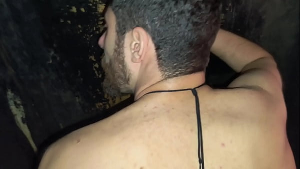 Fodendo na cabine do buraco da gl&oacute;ria, um enorm...