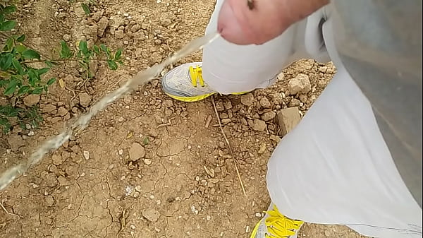 Download Video - Meando en el campo con mosca cojonera