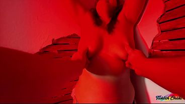 くすぐったがりな女の子たち - マフィーが変質者に胸をくすぐられ、愛撫される(POV)