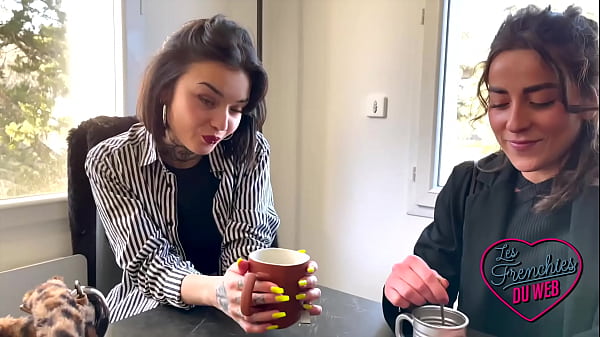 Download Video - Crystal et Man&eacute;a&comma; deux coquines qui rent le sexe