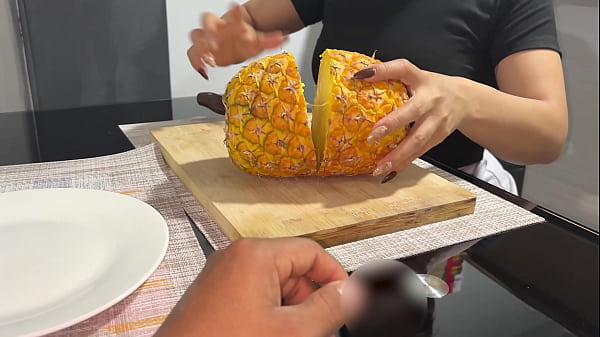 Mi hermanastra me hace comer mucha pi&ntilde;a para probar el sabor de mi lechita...
