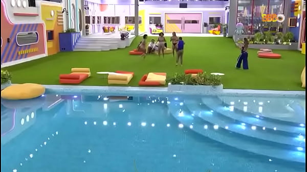 Nackte Mädchen Springen In Den Bbb-Pool