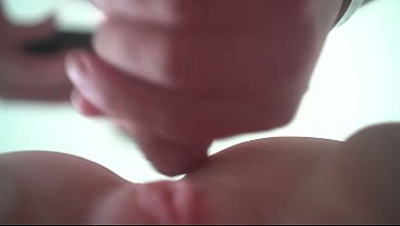 メンバーのペニスはペニス内部で何が起こっているかを隠さない