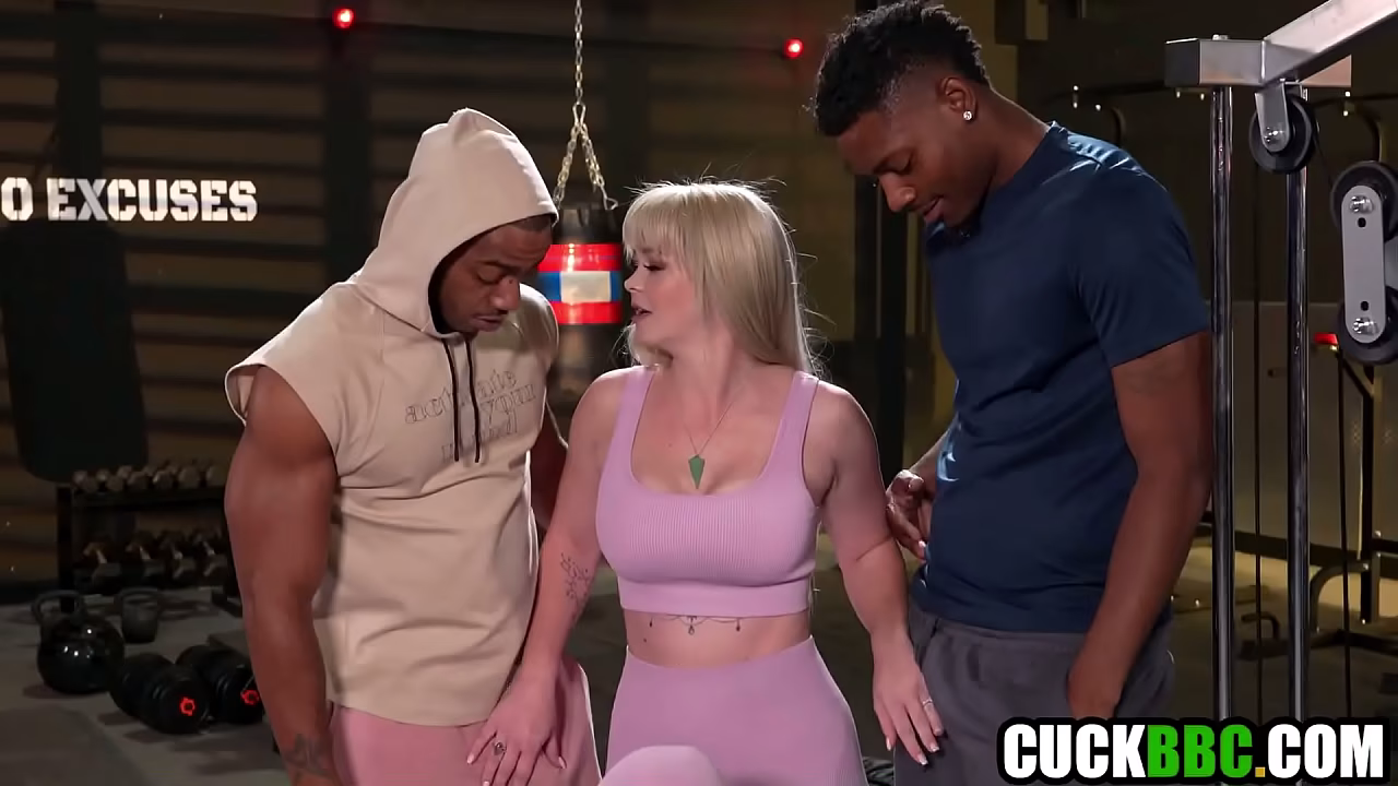 Un cornudo sumiso observa cómo su esposa es follada por hombres negros en un gimnasio.
                      sex hardcore interracial milf mature wife fuck threesome gym hotwife workout cuckold husband cuck bbc bull big black cock work out wife sharing hot wife muchos negros