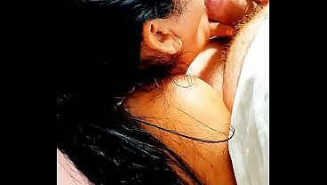 Download Video - Irm&atilde; adotiva fazendo um boquete para ajudar seu meio irm&atilde;o a relaxar&period;