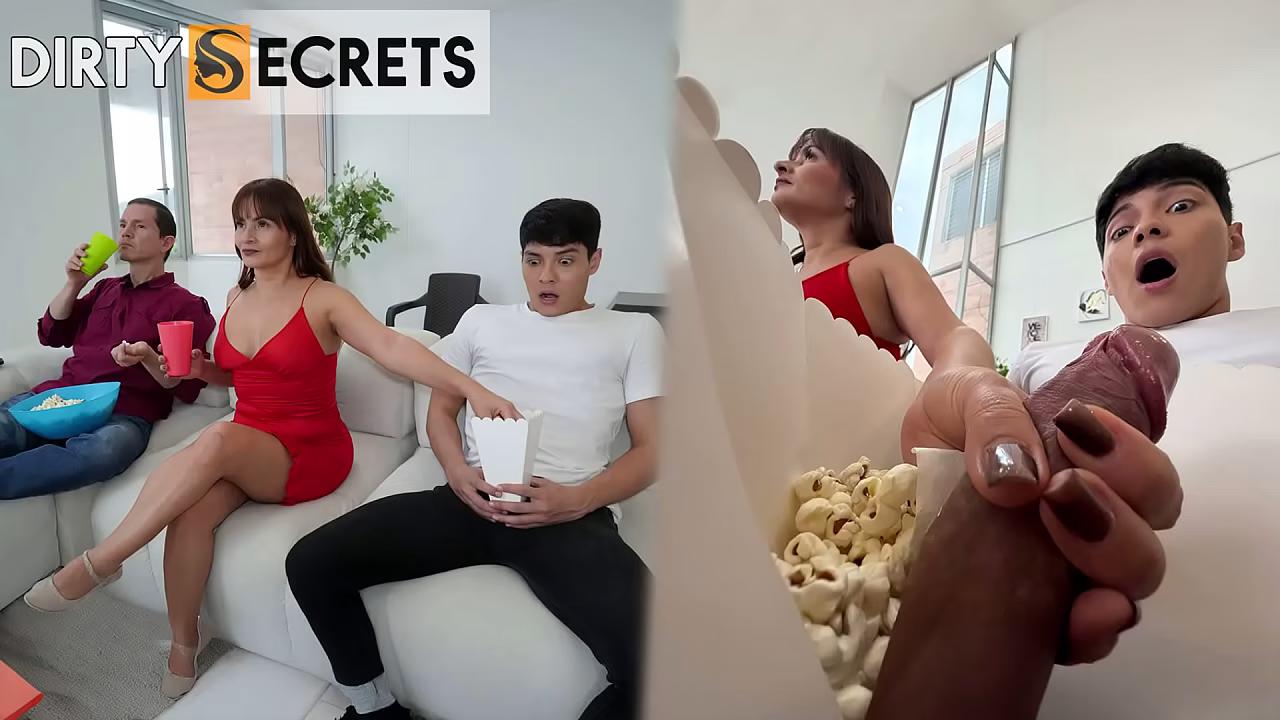 Trzy dziewczyny i facet jedzący popcorn zaskoczony kutasem gotowym do ruchania na kanapie