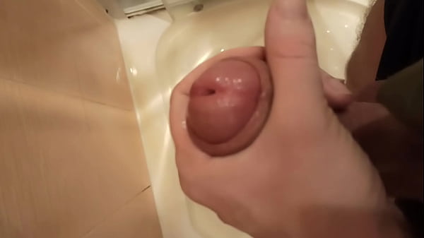 O cara acaba gozando usando lubrificante