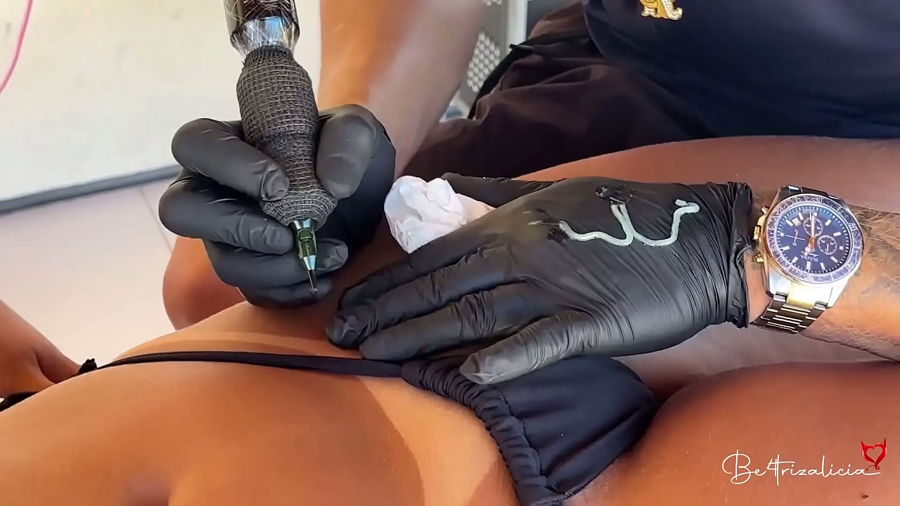 La rubia pagó el tatuaje con su vagina porque era suave.
                    blonde latina sexy interracial pornstar tattoo public muchos negros