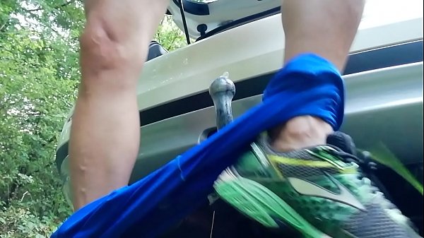 Tomaso wird von seinem Auto gefickt.