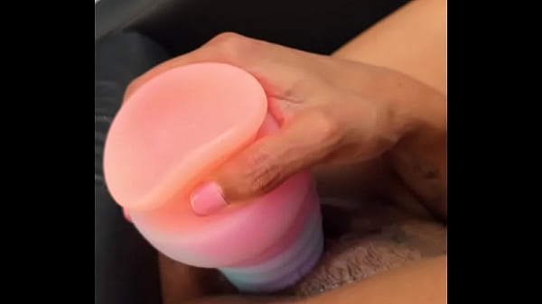 FREIRA LATINA GOSTOSA BRINCA COM DILDO MONSTRO E FICA IMPRESSIONADA DE TESÃO