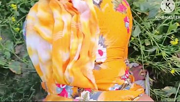 Bhabhi ko jungle mein Le jakar chudai ki aur bhabhi ke Munh mein cream bhi nikale hot bhabhi ki rasili chut ke liye