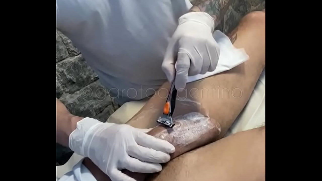 BOLAS DE AFEITAR CON FINAL FELIZ
                   licking shaved amateur public safado gay bareback socador barbero sem capa no pelo depilador barber shop putao garotoargentino barbershopputao muchos negros