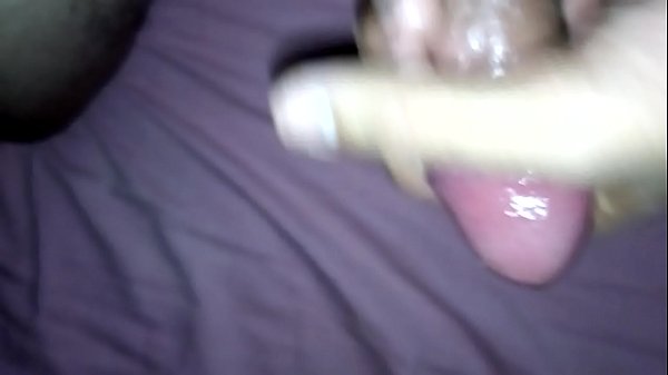 Download Video - NOVINHO BATENDO PUNHETA COM O PAU LAMBUZADO