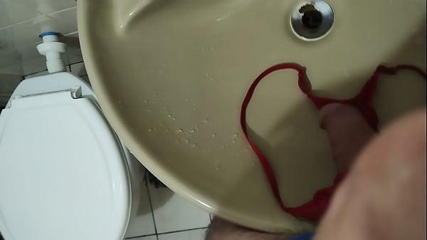 Download Video - Meu marido brincando com minhas calcinhas e batendo punheta pra mim na hora que sair pra fazer um job com seguidor