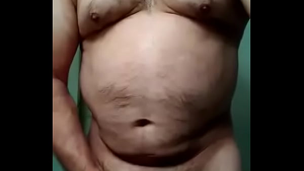 Macho maduro masturbándose