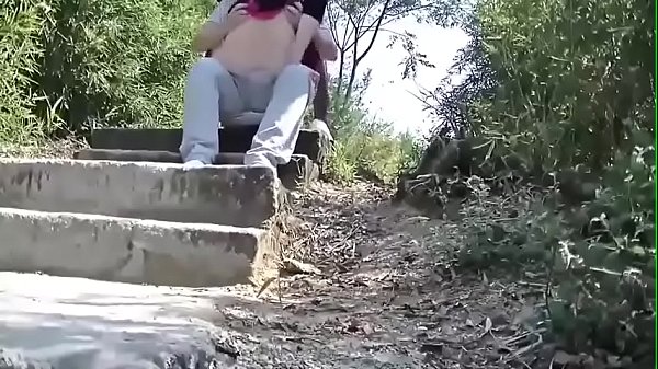 疯狂 野外郊区旅行忍不住找了个没人的地方无套内射黑丝性感妈妈,对话超淫荡