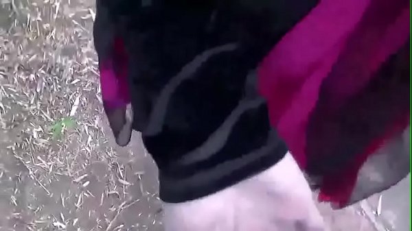 疯狂 野外郊区旅行忍不住找了个没人的地方无套内射黑丝性感妈妈,对话超淫荡