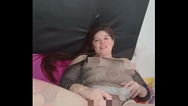 赤いスーツを着てディルドで自慰行為をする