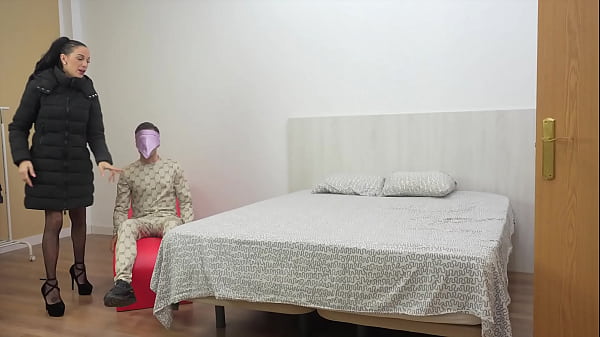 Abr&iacute; un Agujero en la Pared de mi Vecinita y &iexcl;Oh SORPRESA!&iexcl;Termine Abriendo un Agujero en su PANOCHA Caliente y Peladita tambi&eacute;n! Morras, Chavitas de Escuela MEXICANAS