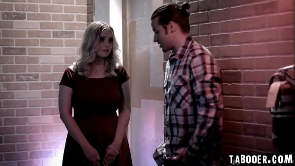 Blonde Codi Vore falls for Jay Romero's charms and flirtations and ended up making out, Cody oblivious about Jay's lies.