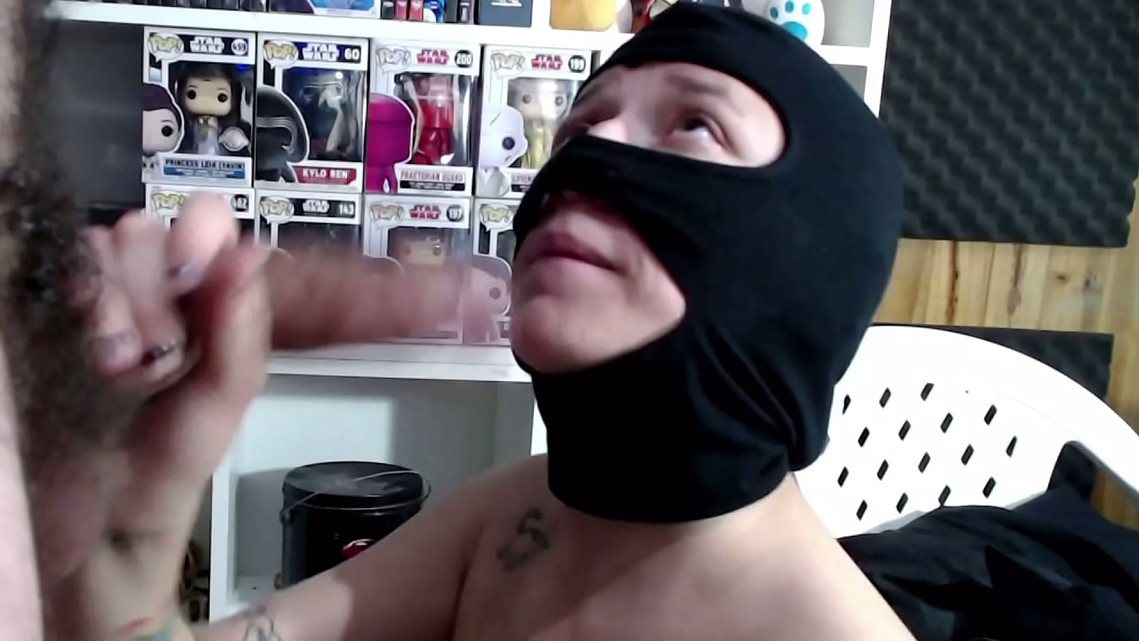 Mi hermanastra disfruta teniendo mi verga en su boca | TLG LapijARG y Azulhad4