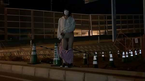 女装子まゆちゃんが車のばんばん通る深夜の国道脇...