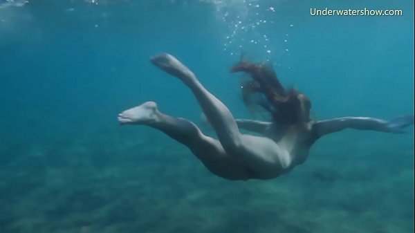 Underwatershow erotic young models in water