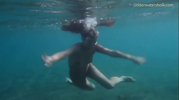 Underwatershow erotic young models in water