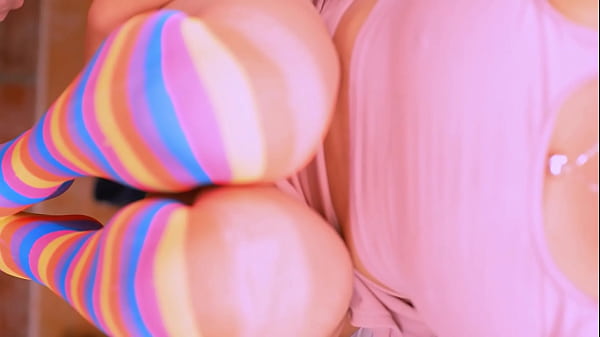 La mejor amiga y el profesor se encontraron en su sala, y no pudieron parar.