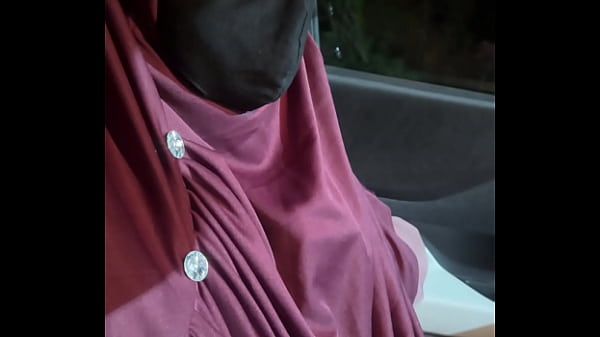 Download Video - Beautiful MUSLIM HIJAB woman wants to be Pregnant Hindi Audio Sex Video